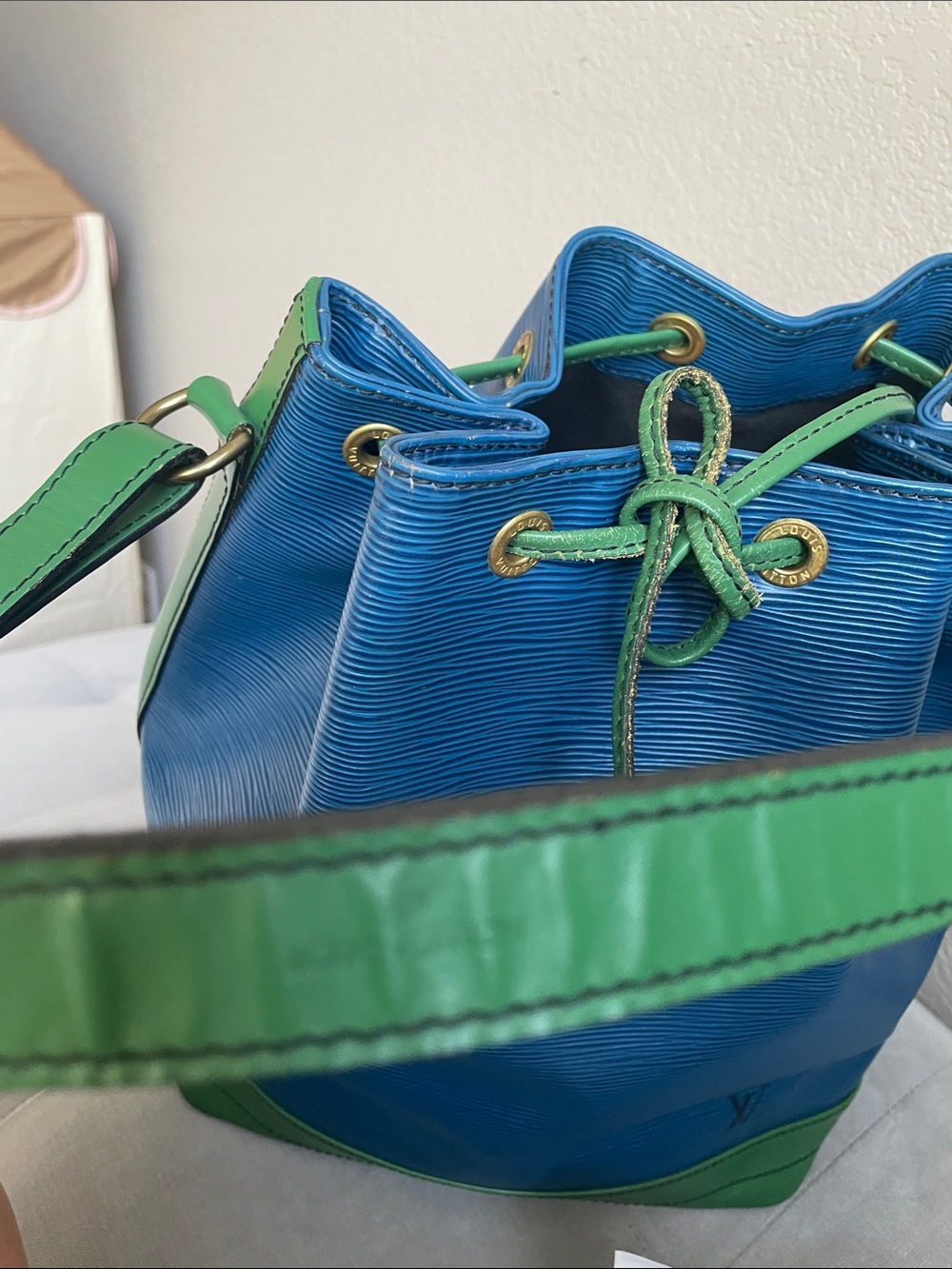 Louis Vuitton Blue and Green Epi Leather Drawstring Shoulder Bag - Picture 5 of 11